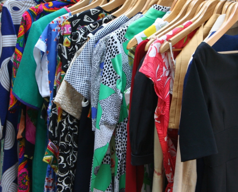 vitrine-LA SEYNE SUR MER-min_dresses_apparel_clothing_clothes_clothes_hangers_wooden_hangers_retail_shop_closet-1149845