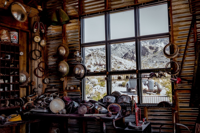 vitrine-LA SEYNE SUR MER-min_shop_window_part_junk_abandoned-138873